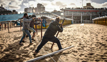 Imagen de Protesta por falta de espacio público en playas de Mar del Plata: arrancaron parte del cerco y desarmaron carpas en el Balneario Perla Norte