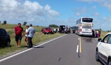 Imagen de Ruta 11: dos muertos y cinco heridos en un choque frontal entre un micro y un auto