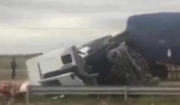Imagen de Impresionante accidente: dos camiones chocaron y volcaron en la Ruta 9
