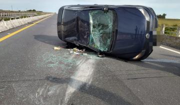 Imagen de Se registró un impactante vuelco en la Ruta 2