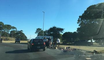 Imagen de Tras una mala maniobra una camioneta perdió mercadería y la gente paró para levantarla