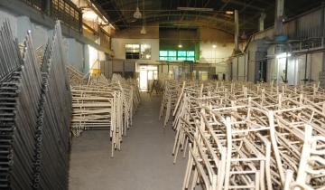 Imagen de Reabre la fábrica bonaerense de mobiliario escolar a 6 años de haber cerrado