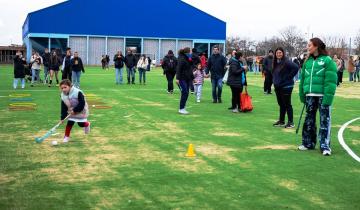 Imagen de Dolores inauguró su primera cancha de hockey sobre césped sintético con una “Leona” como invitada especial