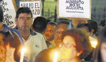 Imagen de Miles de personas realizan la primera “marcha de antorchas” contra la suba de tarifas