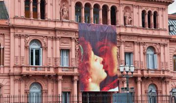 Imagen de Cuánto nos sale a los vecinos el cartel de San Valentín que Macri colgó de la Casa Rosada