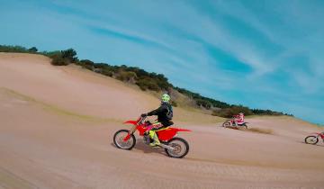 Imagen de Chocó en la zona de médanos de Pinamar y su familia se llevó la moto para que no se la secuestren