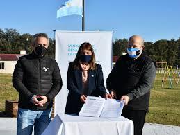 Imagen de Paredi y Larroque firmaron el convenio para la apertura del Jardin Maternal de Vivoratá