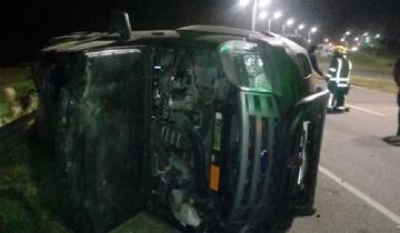 Imagen de Accidente en la Ruta 11: chocó el cantero central, cruzó de carril y volcó