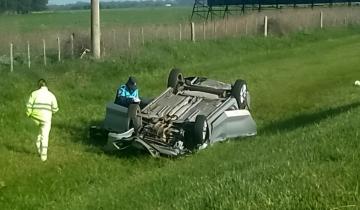 Imagen de Lezama: un auto despistó y volcó en la Ruta 2 dejando tres personas heridas