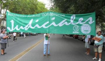 Imagen de Mañana paran judiciales y médicos bonaerenses