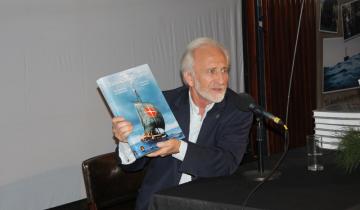 Imagen de Etchevarren acompañó la presentación del libro "Expedición Atlantis"