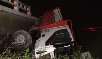 Imagen de Ruta 2: un camión se despistó, volcó y cayó en el terraplén central de la autovía