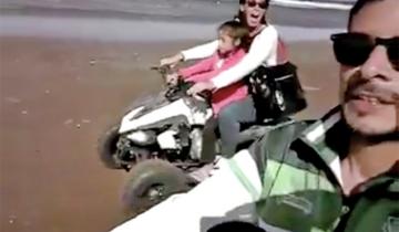 Imagen de El video de un turista arriba de un cuatriciclo a toda velocidad por la playa y con su pequeño hijo