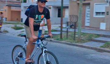 Imagen de Detalles del increíble momento de Carlos Vives andando en bicicleta por Dolores
