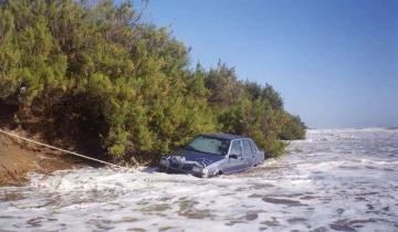 Imagen de Bajó a la playa con el Fiat Duna y el agua lo arrastró