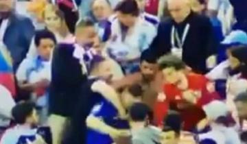 Imagen de Nuevo video: otro hincha argentino golpeando a un croata en la tribuna