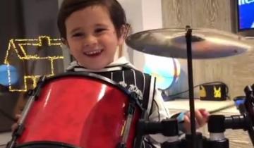 Imagen de El singular video de Mateo Messi tocando la batería