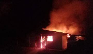 Imagen de Un voraz incendio destruyó una vivienda en Dolores