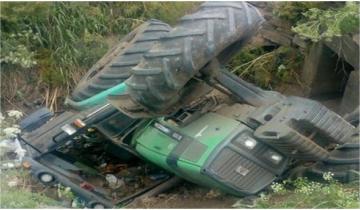 Imagen de Volcó un tractor y su conductor quedó atrapado