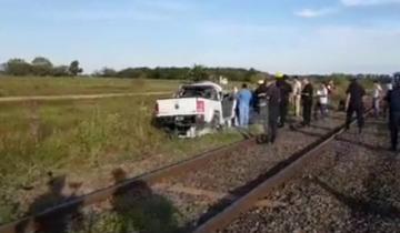 Imagen de Un tren embistió a una camioneta y falleció un sargento de la policía federal