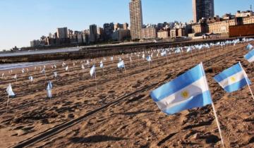 Imagen de Mar del Plata: colocaron 504 banderas argentinas en la playa para homenajear a los muertos por Coronavirus