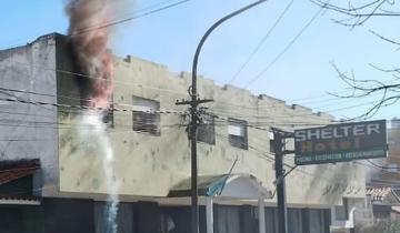 Imagen de Mar de Ajó: se incendió un hotel emblemático y generó alarma en el centro