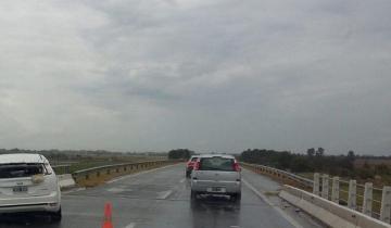 Imagen de Un auto chocó contra un guardrail en un puente de la Autovía 2: hay dos heridos