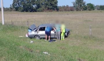 Imagen de Lezama: un auto volcó en la ruta 2 y tres personas resultaron heridas