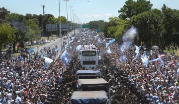 Imagen de Una multitud todavia espera el paso de la Selección Argentina