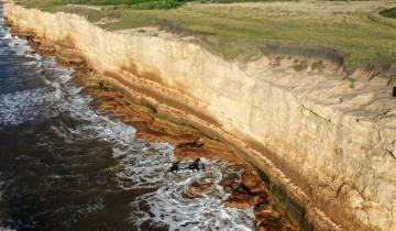 Imagen de Mar del Plata: lanzaron al mar dos autos desde los acantilados de Chapadmalal