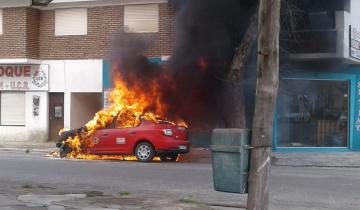 Imagen de Ardió un taxi en Mar del Tuyú y se quemó todo