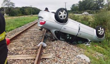 Imagen de Castelli: una mujer herida tras despistarse con su auto en la Ruta 2 y terminar en las vías del ferrocarril