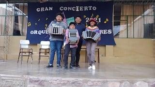 Imagen de Estudiaba música con un bandoneón armado con cartones, la gente lo votó y ganó un instrumento de verdad