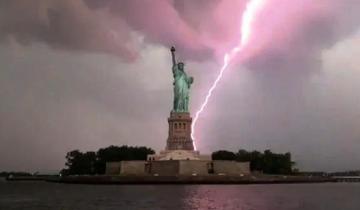 Imagen de Un rayo cayó en la Estatua de la Libertad y la filmación del impactante momento se volvió viral