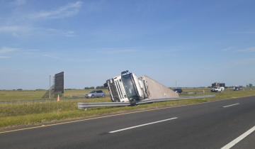 Imagen de Un camión volcó en la autovía a la altura de Castelli