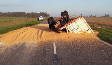 Imagen de Un hombre alcoholizado perdió el acoplado y volcó el camión en el que circulaba