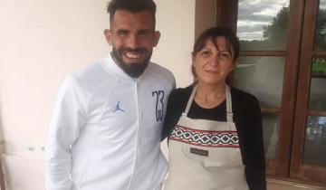 Imagen de Por qué estuvo Carlos Tevez en Dolores: la explicación de la anfitriona