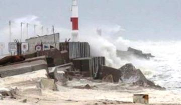 Imagen de Un temporal con grandes olas y fuertes viento derribó un faro en Necochea