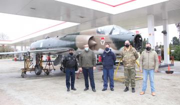 Imagen de Dolores: Etchevarren recibió el avión que homenajeará a Gustavo García Cuerva