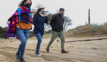 Imagen de Daniela Vilar con Gregorio Estanga en Pinamar: “La preservación del ambiente tiene que estar por encima de la especulación inmobiliaria”