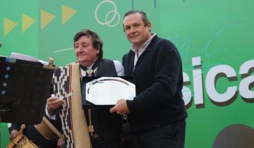 Imagen de Con la presentación de Carlos Ramón Fernández volvieron los festivales a Dolores