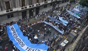 Imagen de Pymes y sectores de la producción nacional se movilizaron hacia el Congreso bajo la consigna “Tenemos Memoria”