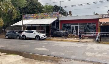 Imagen de Santa Teresita: un automovilista impactó contra una verdulería y un auto estacionado