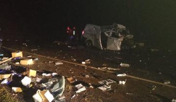 Imagen de Muerte en la ruta tras un tremendo choque entre una camioneta y un micro