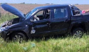 Imagen de Accidentes en la Ruta 2: un camión y una camioneta volcaron y un auto se despistó y chocó contra una alcantarilla