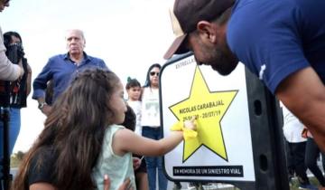 Imagen de Dolores: pintaron dos estrellas amarillas que recuerdan a las víctimas del accidente de El Pepo