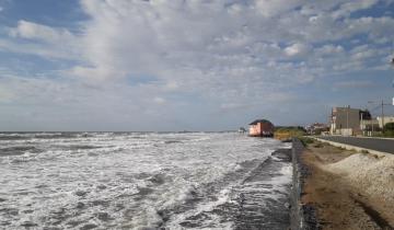 Imagen de En Mar del Plata, la crecida del mar alcanzó varias líneas de carpas