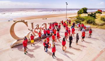 Imagen de Los guardavidas de La Costa salieron a la playa: largó el operativo con más de 100 bajadas