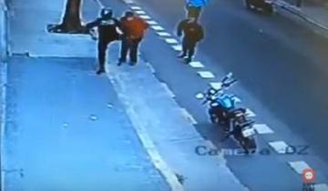 Imagen de Video: policía de la Ciudad le pegó una patada en el pecho a un hombre y lo mató