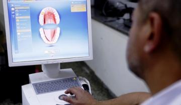 Imagen de En la Facultad de Odontología de La Plata realizan implantes dentales gratuitos y en menos de una hora